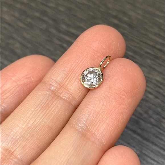 1CT Brilliant Cut Diamond Pendant in solid 14k Yellow Gold - Picture 4 of 4